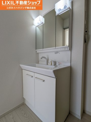洗面台・洗面所　三面鏡の独立洗面台は鏡の裏が収納になっております。
