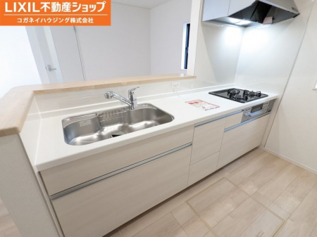 キッチン　人気の設計カウンターキッチン採用で、調理スペースも広く素敵なキッチンです。