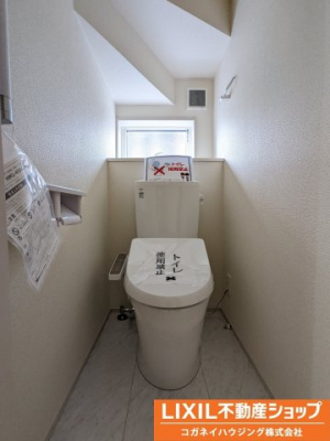 トイレ　シャワー機能付きのトイレは、清潔感が印象的な空間となっております。