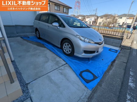 　お車２台駐車可能なスペースございます。休日は、洗車も出来る広さです！